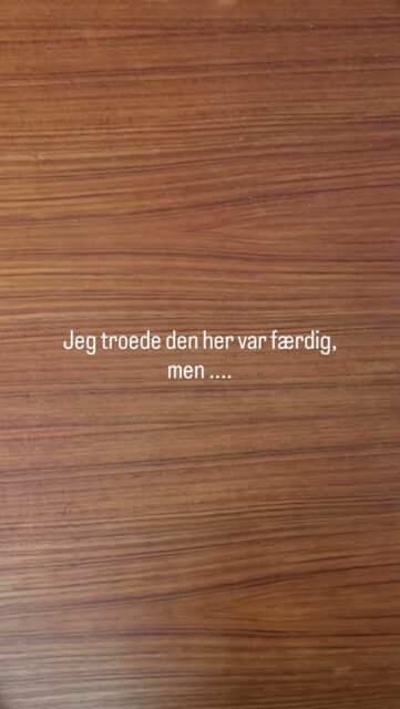 Med eller uden baggrund?

Da jeg var meget tæt på at råbe fææææærdig, manglede der alligvel noget. Bestilleren og jeg blev enige om en baggrundsfarve der skulle fylde hele papiret ud, men uden at stjæle fokus fra hovedpersonerne. 🐈🐈‍⬛ Ønsket var grøn og blå, så jeg eksperimenterede med en blanding der ikke blev for farveladet'... for når først farven er på er der no going back 😅

----
Overvejer du et portræt af et kæledyr? Meget snart åbner jeg op for bestillinger igen - se pinned post! ❤️