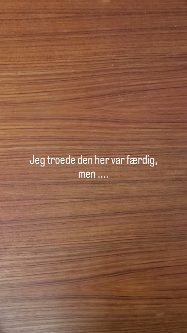 Med eller uden baggrund?

Da jeg var meget tæt på at råbe fææææærdig, manglede der alligvel noget. Bestilleren og jeg blev enige om en baggrundsfarve der skulle fylde hele papiret ud, men uden at stjæle fokus fra hovedpersonerne. 🐈🐈‍⬛ Ønsket var grøn og blå, så jeg eksperimenterede med en blanding der ikke blev for farveladet'... for når først farven er på er der no going back 😅

----
Overvejer du et portræt af et kæledyr? Meget snart åbner jeg op for bestillinger igen - se pinned post! ❤️