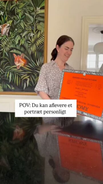 Ih' hvor ville jeg gerne være en lille flue i juletræet når der bliver pakket op denne jul. De fleste portrætter jeg maler lige nu er nemlig gaver - og jeg tør næsten love at modtageren bliver rørt ❤️
Klippet er fra den ene gang jeg kunne overrække en akvarel personligt. Det var til @doubletroubullies og portrættet var selvfølgelig af Walter 🐶 (tjek story!)